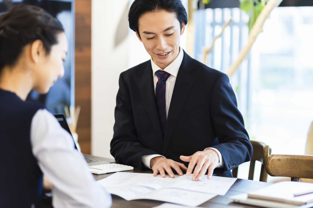 スーツの男性と打ち合わせをする様子