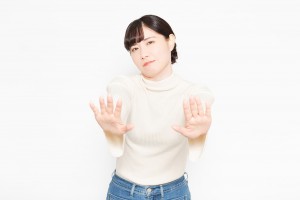 拒否する女性