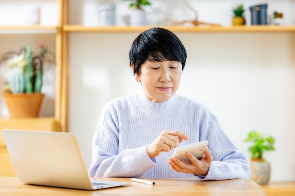 電卓で相続税を計算する女性